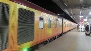 Mumbai Tejas Rajdhani Express arriving at RATLAM Junction [upl. by Karli]